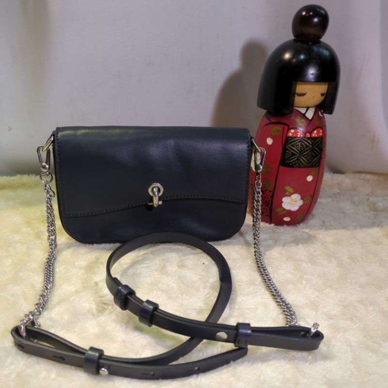 品牌CHARLES & KEITH 小CK弧線掀蓋肩背包 - 深藍色 斜背包 鏈條包時尚尺寸適合攜帶外出品