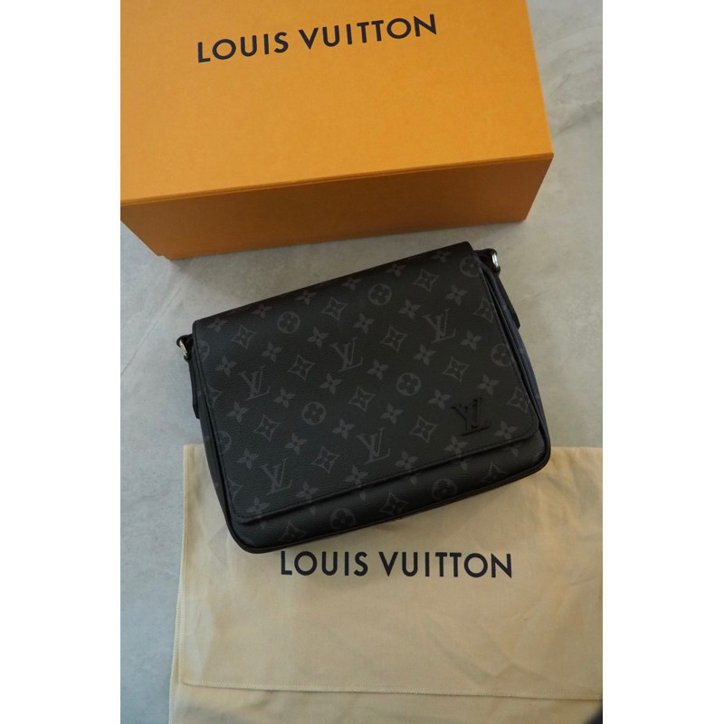 Louis Vuitton LV經典黑色滿版老花搭配立體LV Logo設計男生 男款 側背包 包包預購