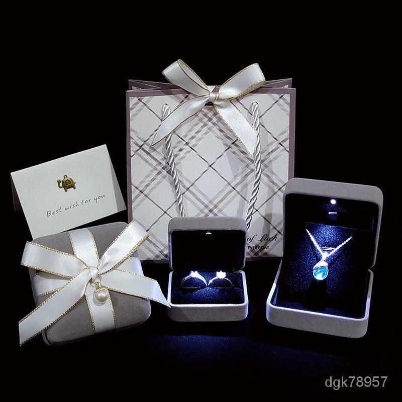 🔥熱銷推薦🔥七夕送女友LED燈絨首飾品盒高檔鑽對戒指項鏈手鐲胸針包裝禮物盒 EHBU
