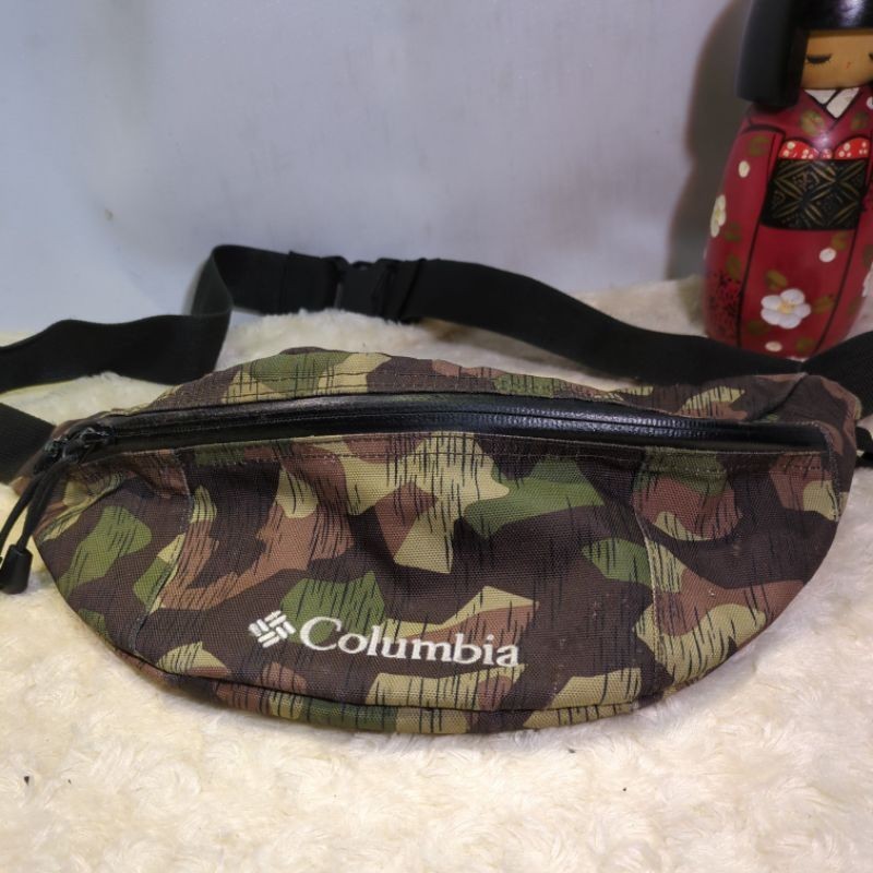 品牌 Columbia 哥倫比亞 防潑水潮流腰包- 迷彩，外表防水方便存放隨身小物品。這款包適合逛街使用和小旅行。