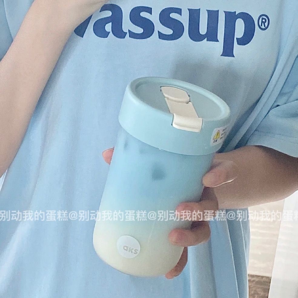 ✨Fer💕限時特惠✨AKS兒童吸管杯夏季母嬰級塑料杯可愛便攜水杯咖啡杯飲料杯咕嚕杯
