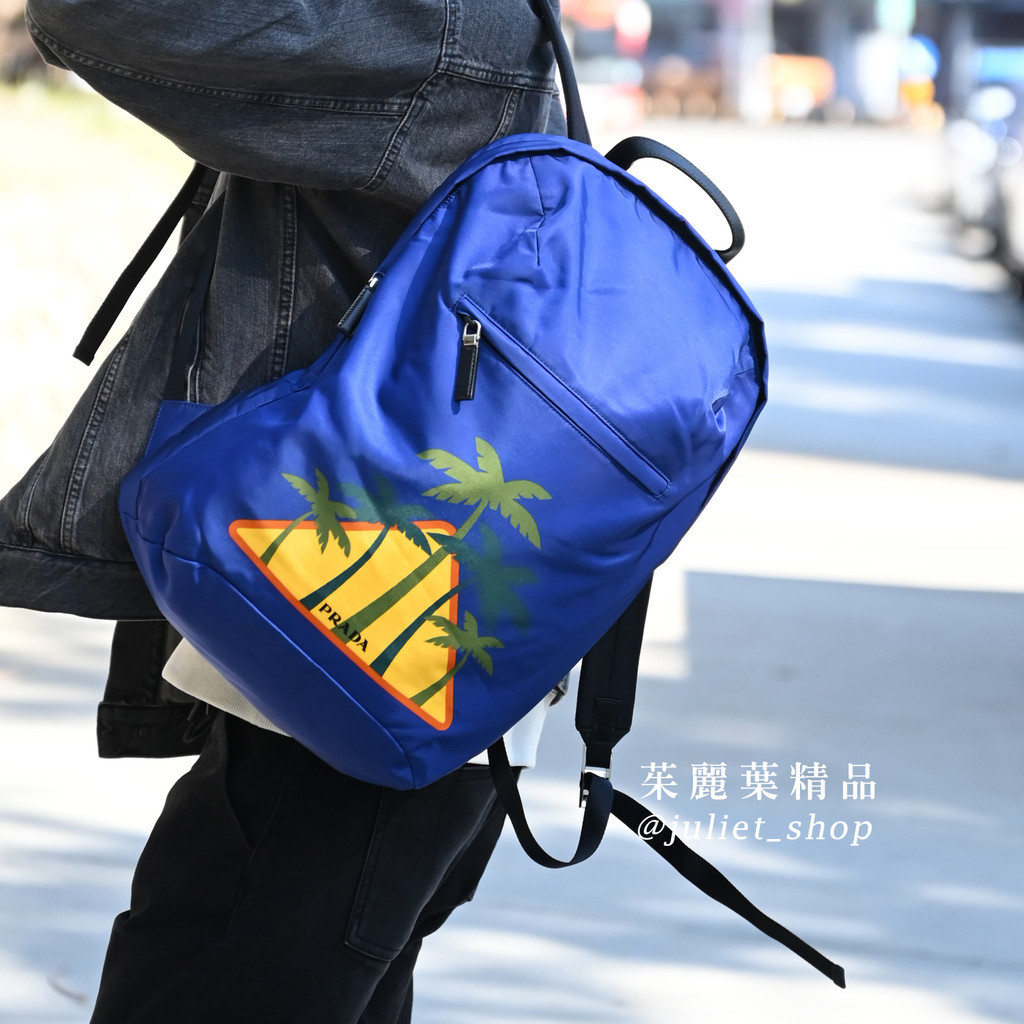 【茱麗葉精品】PRADA 2VZ021 經典款限量渡假風圖案厚尼龍大後背包.藍 現貨在台