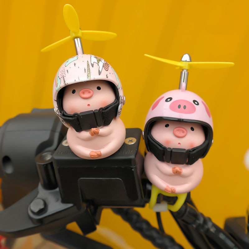 網紅小豬可愛車載擺件電動車摩託車把手裝飾品小黃鴨頭盔竹蜻蜓