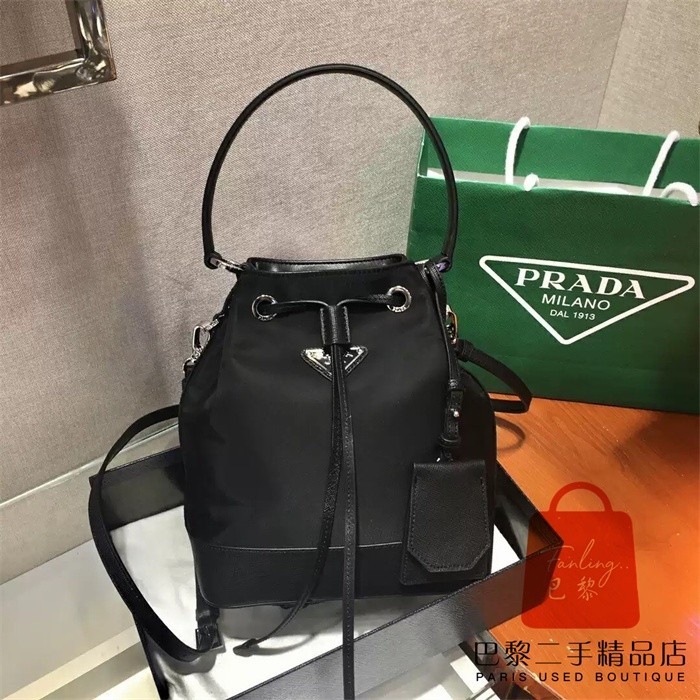 正品免運 PRADA 普拉達 LOGO 尼龍 黑色 抽繩 水桶包 斜挎包 單肩包 手提包 1BE055064