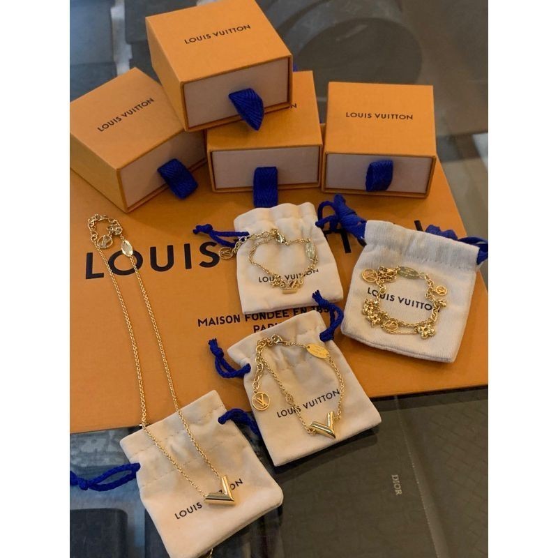 Louis Vuitton LV 經典 小花、V字、LV Logo設計 金色 女生 手鍊