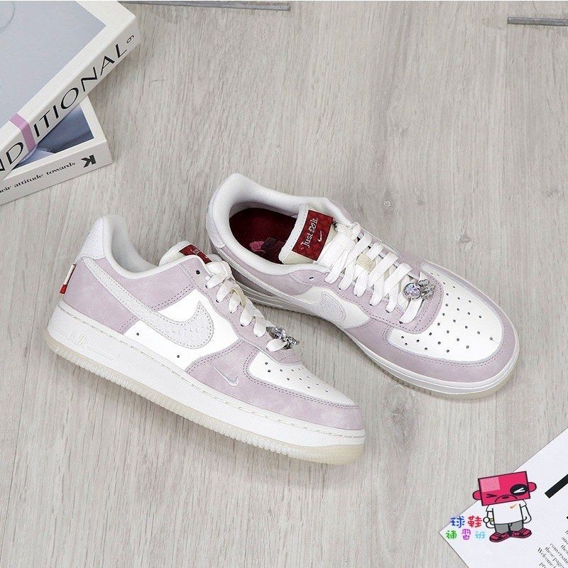 {正品}W NIKE AIR FORCE 1 07 LX 櫻花粉 龍年 龍珠吊飾 女 休閒鞋 FZ5066-111