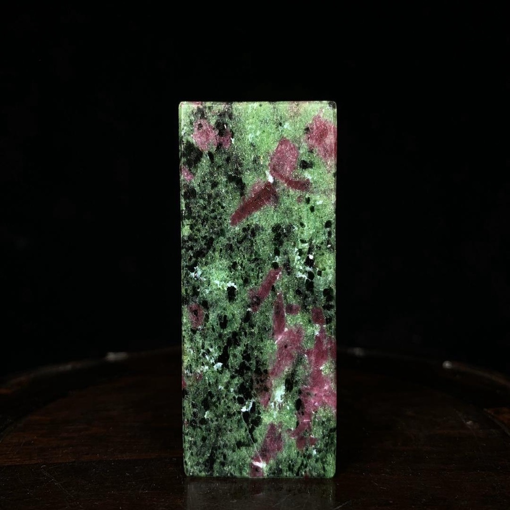 原石擺件 天然礦石 天然紅綠寶章料 規格8×3.2×3.2cm 重280克 2000JP-936