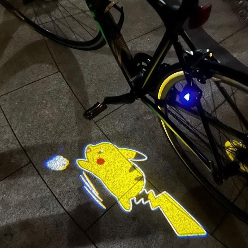🔥熱銷產品🔥自行車擺件電動車投影燈單車裝飾配件摩託車動態皮卡丘車載迎賓燈