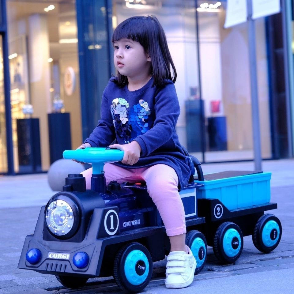 兒童電動小火車頭可坐人無軌道帶車廂男孩26歲寶寶玩具車四輪汽車[qo97]