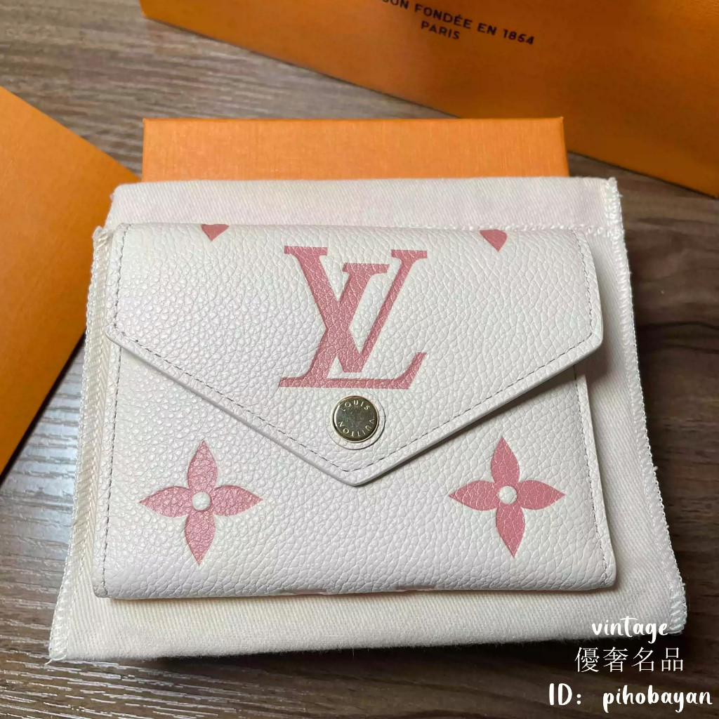 LV 路易威登 M82062 奶油白 粉色 老花壓紋 Victorine 三折錢包 錢夾 皮夾 短夾