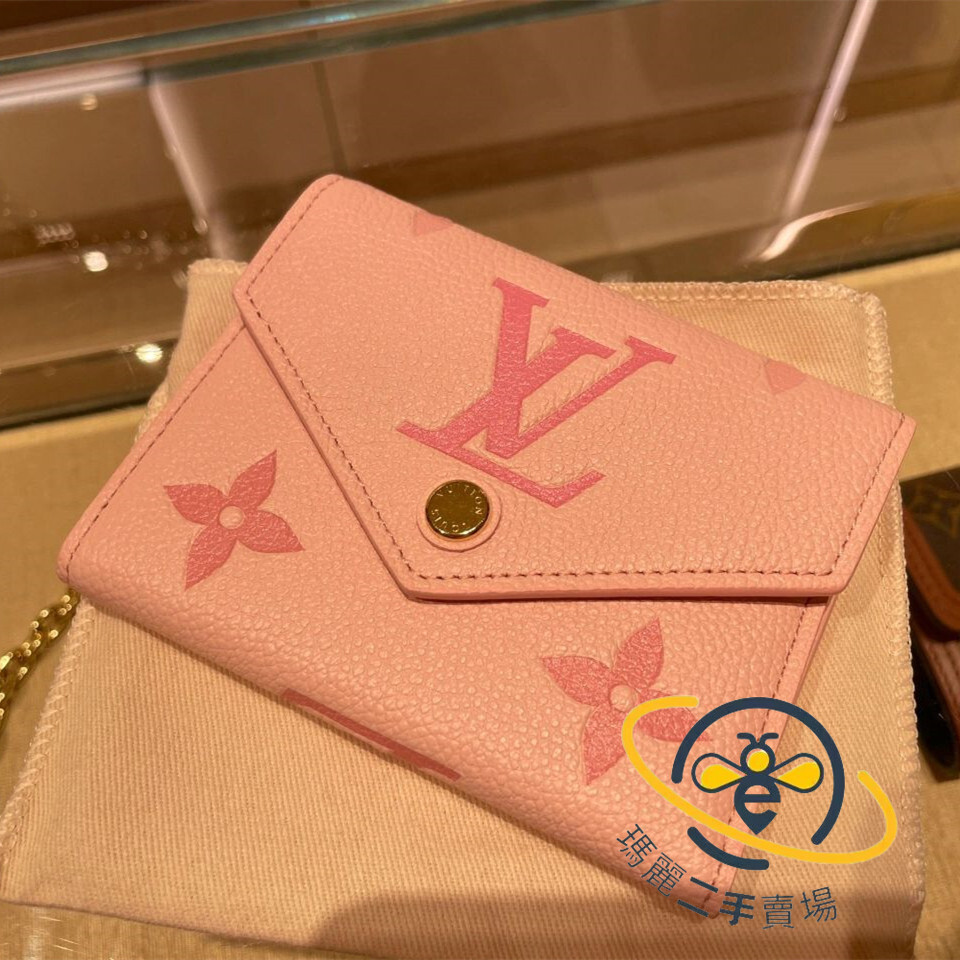 LV 路易威登 Victorine 23新款 粉色壓紋 女士錢包 三折錢包 皮包 短夾 錢夾 M82348