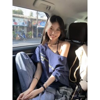 【限時特賣】 短袖上衣 短袖T恤 女生短袖 上衣女 藏青色字母露肩T恤女夏季美式復古設計感寬鬆慵懶風休閒短袖上衣