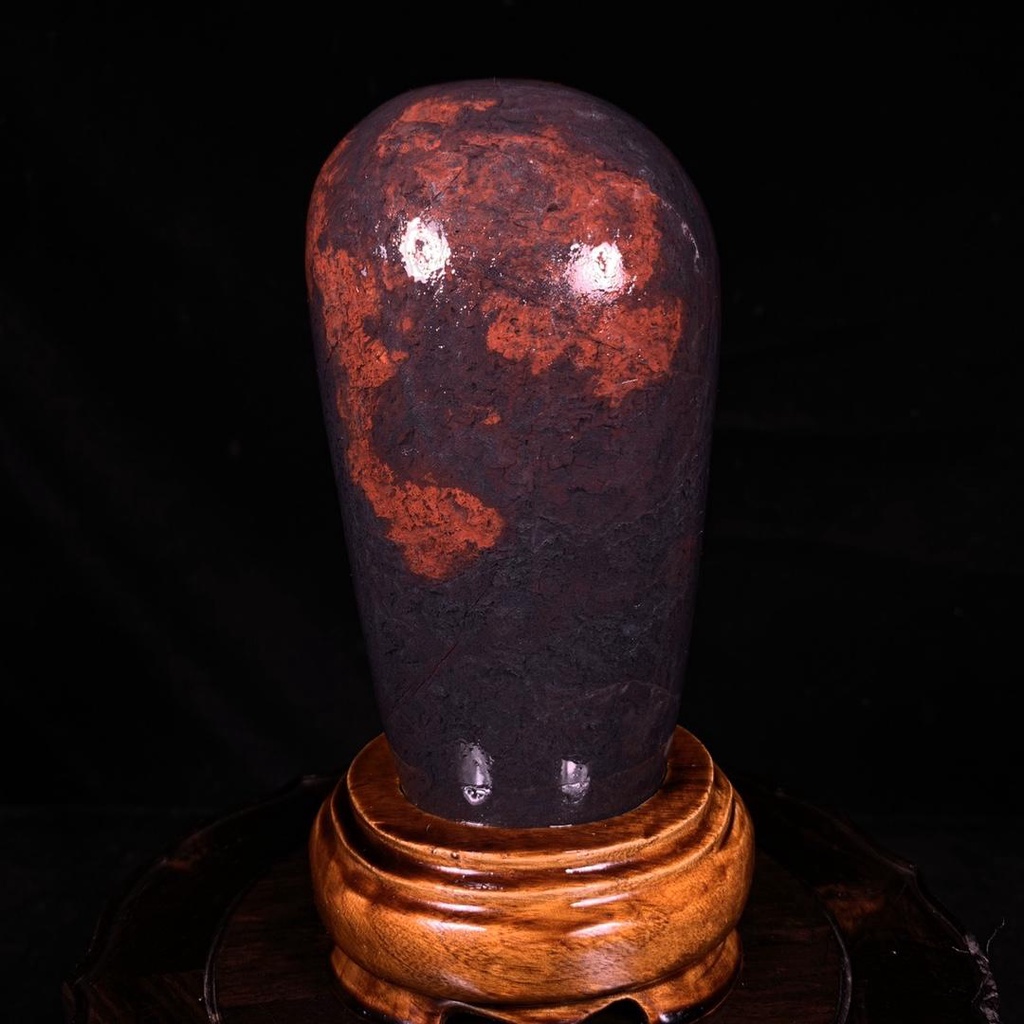 原石擺件 天然礦石 廣西雞血玉 天然原石打磨帶座高17×8×7cm 重1.55公斤 1800JP-1124