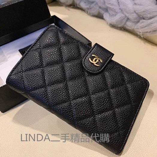 二手精品 CHANEL 香奈兒 LOGO 荔枝紋/羊皮 香奈兒中夾 A48667 錢包 手拿包 小號