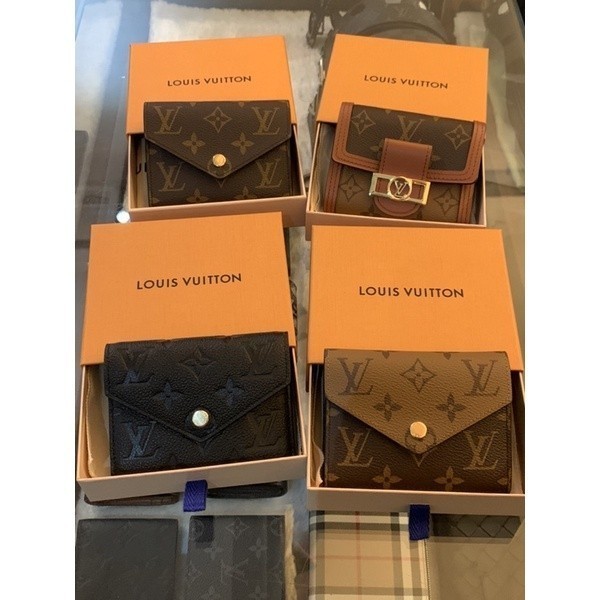 二手新款/精品Louis Vuitton LV經典 達芙妮、壓紋、拼接配色 女生 女款 扣子 扣式 三折 皮夾 短夾
