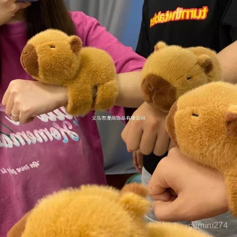 🔥熱賣爆款🔥卡皮巴拉啪啪圈手環玩偶毛絨玩具抱水豚鼠玩具毛絨掛件手環