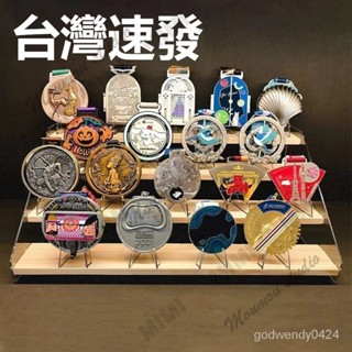 臺灣出貨 收納展示架馬拉松獎牌展示運動勳章紀念幣亞克力盲盒透明實木收納整理架擺件 展示架 墻壁獎牌展示架 吊牌工作證掛架