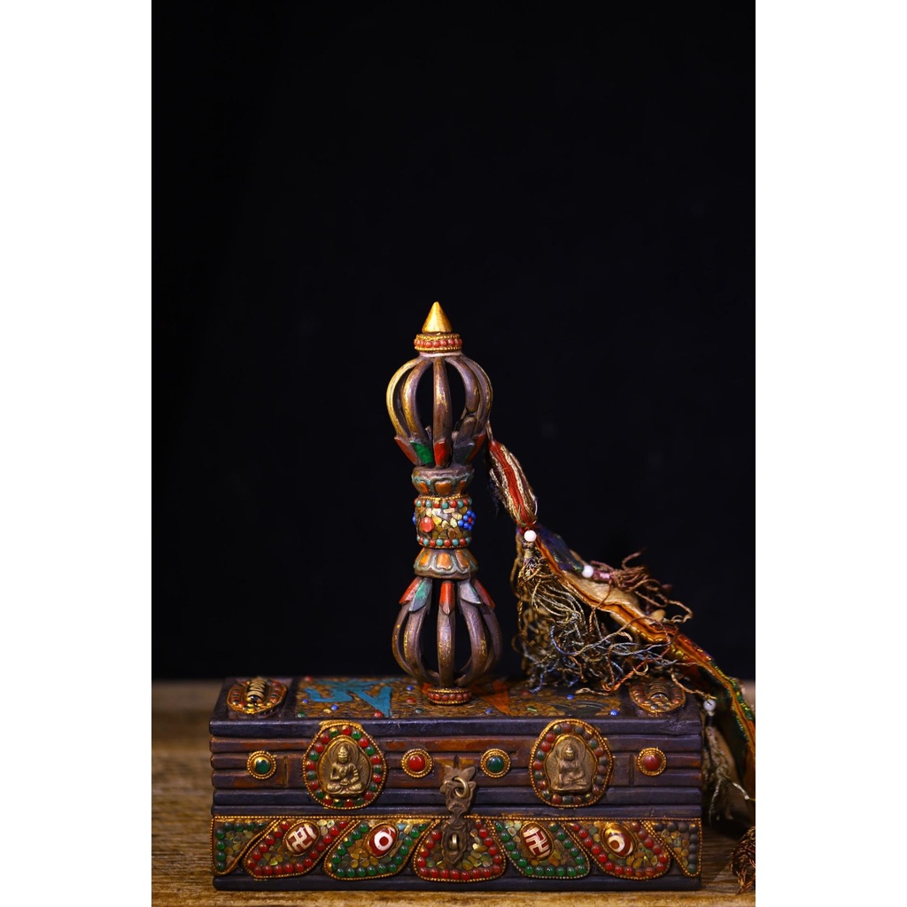 西藏回流利瑪銅純手工打造 鏨刻彩繪鑲嵌天珠金剛杵 底座菩提根純手工鏨刻 描彩 法器高23寬20重約850克.45088T