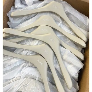 【SUN 客製】【衣架】logo訂製 服裝店專用衣架 女裝 啞灰色烤漆實木 防滑 衣掛 衣撐子 褲夾 衣架