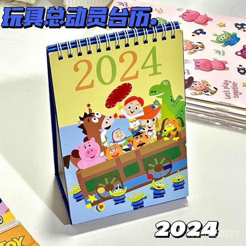 治癒係小紅書厤年臺厤學生2024日厤擺件玩具總動員卡通桌麵可愛 WJ7S