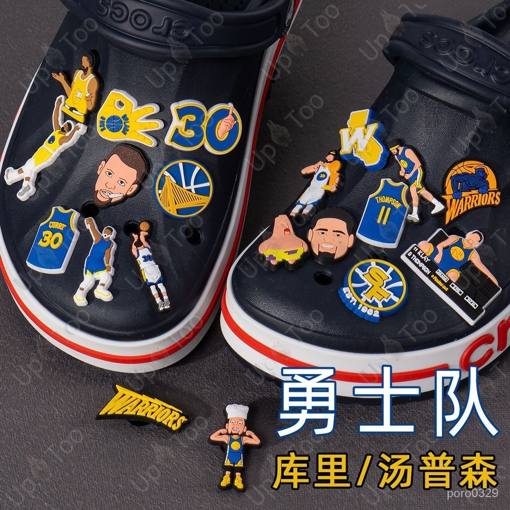 桃園出貨【特惠~】#UPTOO 勇士隊庫裏洞洞鞋扣鞋花湯普森11號/30號籃球隊標配飾Curry