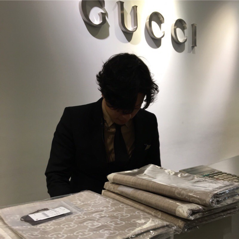 精品二手 Gucci GG Logo 緹花織紋 淺咖啡色 米色 奶油色圍巾 披肩 雙面雙色