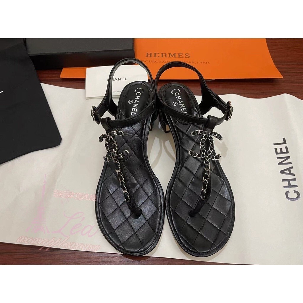 （精品二手） 熱賣款Chanel香奈兒夾腳低跟涼鞋，黑金 黑銀 cc logo 羊皮 女生涼鞋