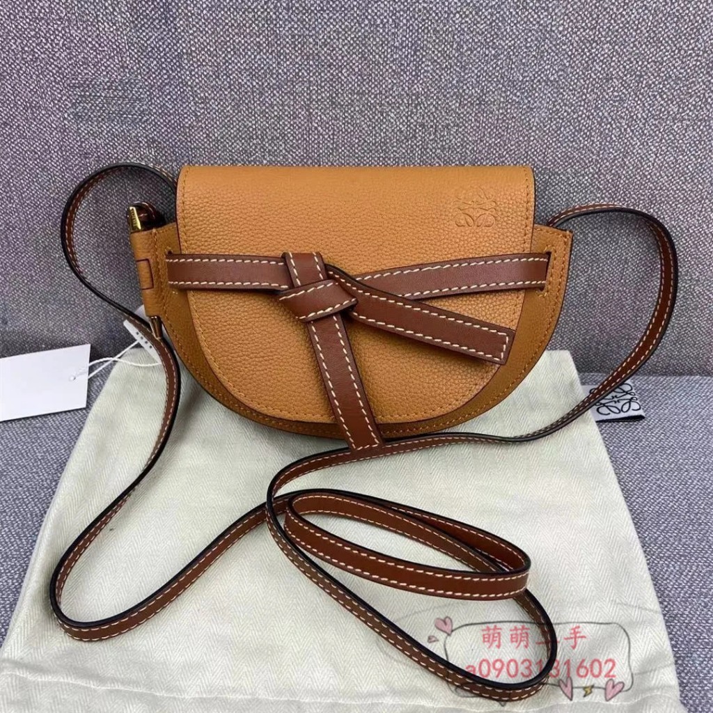 『二手精品』LOEWE 羅意威GATE MINI LOGO壓紋 焦糖色 單肩包 馬鞍包 斜挎包 郵差包 32112U62