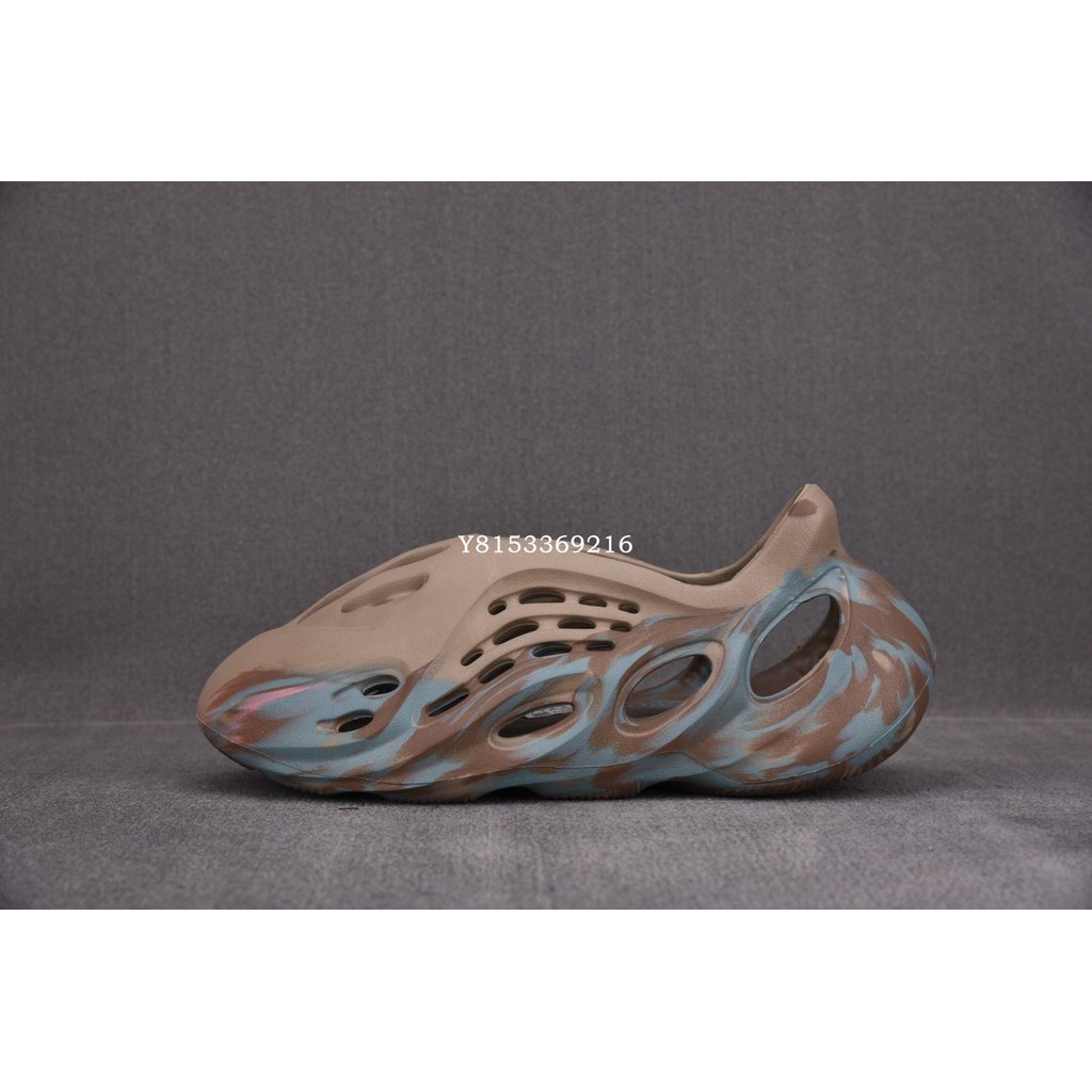 現貨 Adidas Yeezy Foam Runner “MX Sand Gery”藍褐粉洞洞鏤空拖鞋 GY3969男鞋