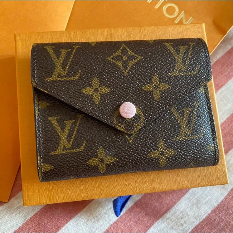 二手精品 Louis Vuitton 路易威登 VICTORINE 錢包 粉色豆豆夾 三折短夾 M62360