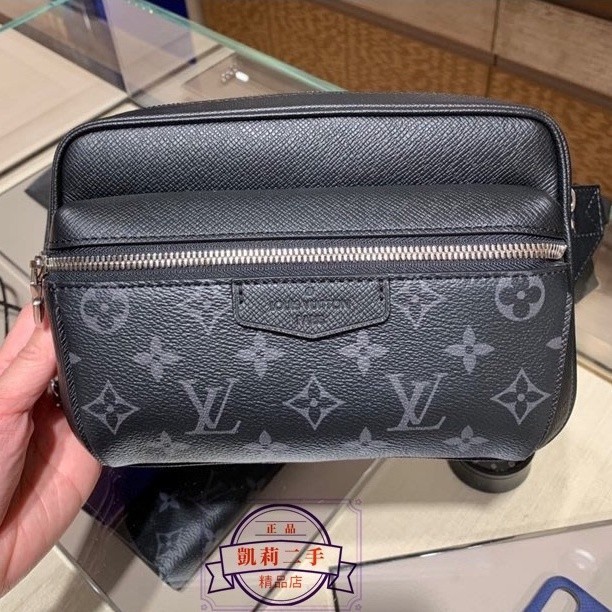 【凱莉二手】LV 黑灰 Monogram Taiga 雙層 拉鍊 腰包 胸口包 M30245 現貨+免運