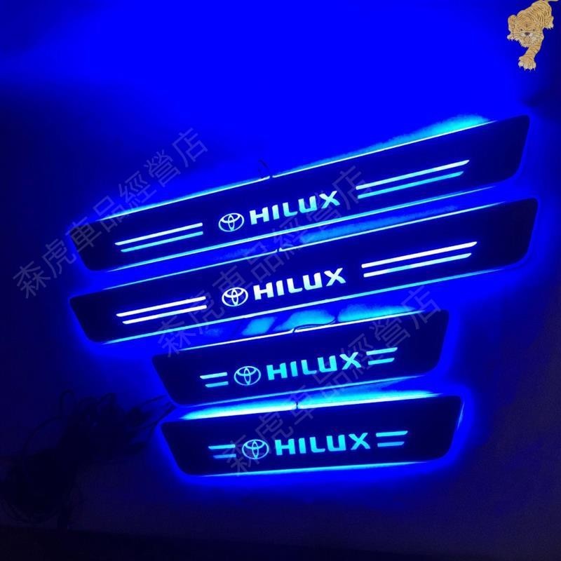 森虎車品🔰適用於豐田 hilux revo動態流水式迎賓 踏板燈 LED流光門檻燈條門坎條門檻條 踏板貼防刮防