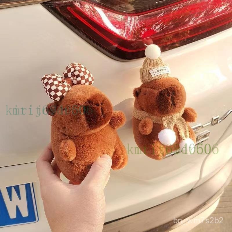 ✨ 汽車小物 卡皮巴拉 水豚君 ✨ 可愛卡皮巴拉水豚車尾部掛件汽車後備箱車外公仔玩偶車內飾品擺件 XYXL
