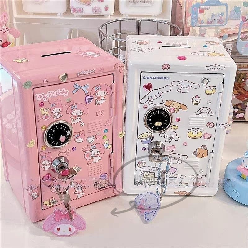 防盜密碼保險箱 電子鎖 密碼保險箱 電子密碼箱 保險櫃 儲物櫃 密碼櫃 小金庫 桌面鐵存錢罐保險箱玉桂狗美樂迪學生咕卡裝