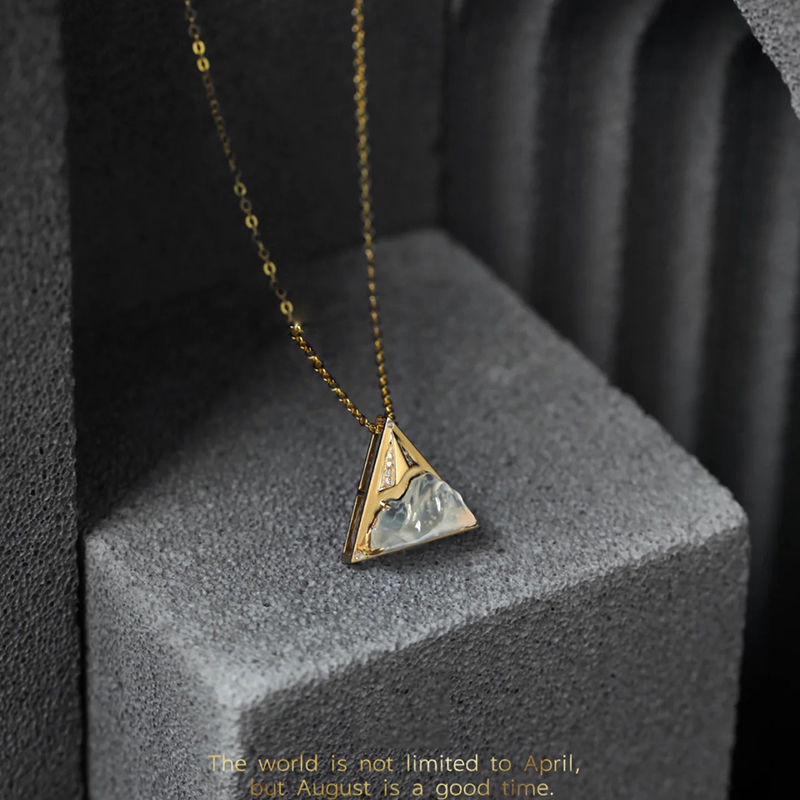 伊凡精品飾品－日照金山項鍊女小衆氣質感設計三角形鋯石鎖骨鏈2025爆款百搭頸鍊