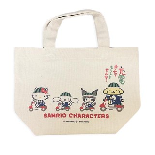 【現貨】小禮堂 Sanrio 三麗鷗 x 出川哲朗歐兜邁冒險趣 帆布手提午餐袋 (電動車款)