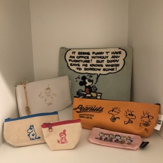 日雜 snoopy筆袋 米奇毛巾布收納袋 moomin姆明嚕嚕米零錢包組 小美金屬吊飾收納拉鍊包