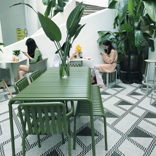 現代簡約休閑庭院戶外桌椅奶茶店咖啡廳鐵藝彩色露天桌椅套裝組合鴻達生活館