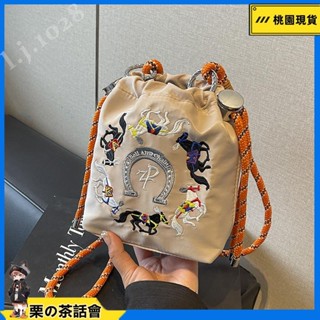 慄の茶話會 ins 休閒百搭尼龍布小包包女2024新款潮輕便簡約斜挎包抽帶束口水桶包 兩用包 單肩手提斜挎包 輕 l.j