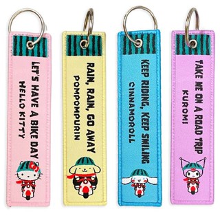 【現貨】小禮堂 Sanrio 三麗鷗 x 出川哲朗歐兜邁冒險趣 布標籤鑰匙圈 (電動車款) Kitty 布丁狗