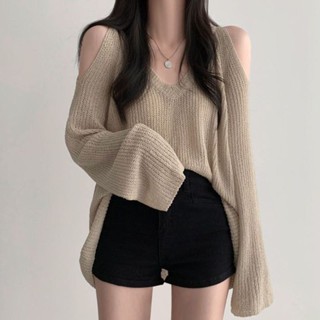【小宅妹】春夏新款韓國chic寬松慵懶v領露肩百搭休閑防曬針織上衣女 長袖女生 露肩T恤 大尺碼上衣女 辣妹上衣 罩衫