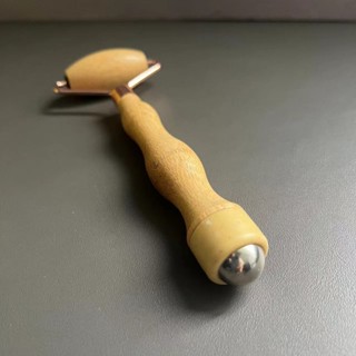 臺灣出貨🔥竹質滾輪按摩器簡約臉部按摩輪家用按摩棒刮痧推拿按摩器批發