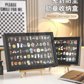 徽章展示框 展示架 透明收納盒 勳章收藏 徽章收納展示盒 收納盒 金屬別針胸針 防氧化防塵 陳列架 獎牌收納 置物架