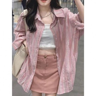 小可家粉色條紋襯衫女夏季薄款2024新款寬鬆慵懶風防曬開衫襯衣外套上衣 夏季外套 防曬外套 透氣外套 夏天外套女 薄款外