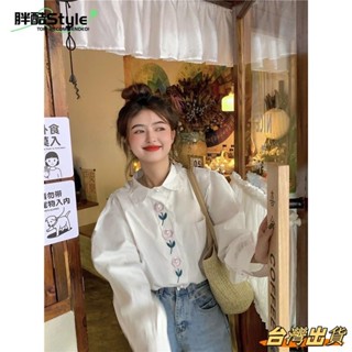 胖酷Style-【大尺碼仙女必備】大尺碼減齡娃娃領刺繡長袖襯衫女 年秋季韓版寬鬆百搭白色上衣潮