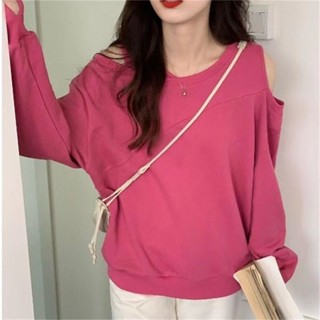 【W-SHOP】Ⓚ韓版大尺碼上衣大學T長袖上衣長袖T恤大尺碼女裝早春秋季玫紅色露肩掛脖設計感上衣新款胖mm100公斤大學