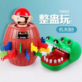 ✨2025整人遊戲 整蠱玩具 遊戲道具 助興道具 交換禮物 咬手指玩具整蠱海盜木桶親子海盜木桶叔叔插劍桶海盜玩具桌麵遊戲