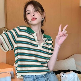 喜約時裝女裝店⭐臺灣出貨 2025年 夏季 新款 Polo領 正肩 條紋 短袖女 時尚 設計感 小眾 短款 上衣ins