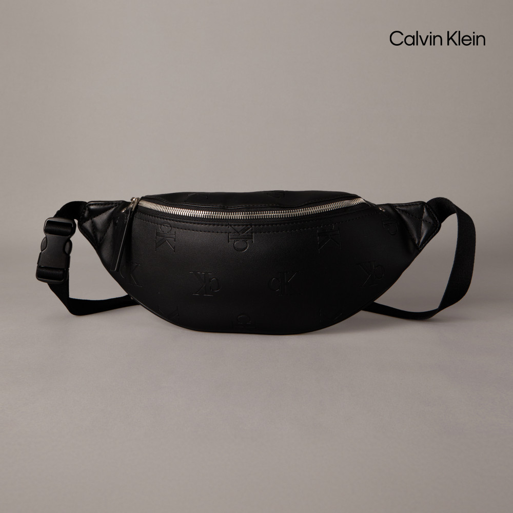 【Calvin Klein】 CK Monogram 壓花標誌腰包_黑色
