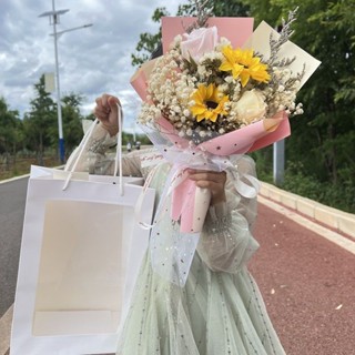 桃園出貨🌸畢業花束🌈【2.8萬人收藏】成品禮盒混搭向日葵玫瑰花束模擬香皂花永生小清新畢業禮物送人